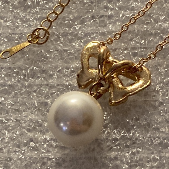 NWOT - Goldtone Sliding Bow Charm Pearl Necklace and Earrings Set - Picture 9 of 11